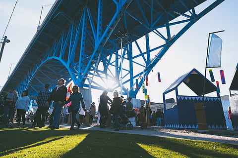 ponte, costruzione, città, folla, Festival, all'aperto, persone, ombra, stadio, strada, luce del sole, viaggio, gruppo di persone, persone reali, grande gruppo di persone, uomini, struttura costruita, architettura, stili di vita, natura, giorno, cielo, attività di svago, esterno dell'edificio, donne, adulto, ponte - struttura fatta dall'uomo, 5K, CC0, dominio pubblico, privo di copyright