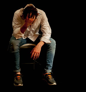 uomo, indossare, bianca, camicia, blu, jeans, seduta, ragazzo, rumore, girato in studio, una persona, sfondo nero, lunghezza intera, in casa, abbigliamento casual, vista frontale, ritagliare, tristezza, giovane adulto, persone reali, stili di vita, depressione - tristezza, giovani uomini, copia spazio, buio, uomini, contemplazione, 1080P, CC0, dominio pubblico, privo di copyright