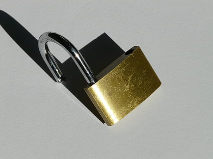 castello, lucchetto, sicuro, bloccato, allegare, armadietto, tappatura, serrature a, Aperto, bloccabile, metallo, bagliore, splendere, stiro, tu grillo, cassa del tubo, sicurezza, color oro, singolo oggetto, girato in studio, oro, nessuno, sfondo grigio, natura morta, in casa, vista dall'alto, sfondo bianco, avvicinamento, copia spazio, tavolo, grigio, brillante, ricchezza, colore nero, tecnologia, acciaio, lega, color argento, cucitrice, lusso, 2K, CC0, dominio pubblico, privo di copyright