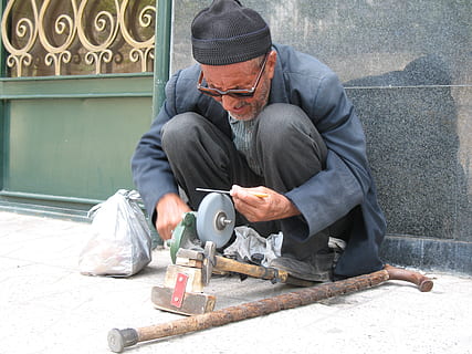 arbejder, gammel mand, briller, skarp, kniv, leder, herrer, Manuel arbejder, byggebranchen, beskæftigelse, en person, rigtige mennesker, hanner, forfra, sidder, dag, voksen, moden voksen, modne mænd, bedrift, tøj, livsstil, midt voksen, udendørs, 2K, CC0, offentligt domæne, royaltyfrie
