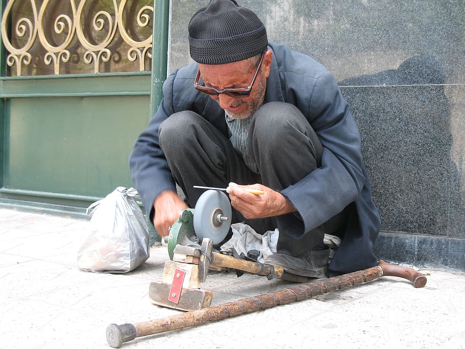arbejder, gammel mand, briller, skarp, kniv, leder, herrer, Manuel arbejder, byggebranchen, beskæftigelse, en person, rigtige mennesker, hanner, forfra, sidder, dag, voksen, moden voksen, modne mænd, bedrift, tøj, livsstil, midt voksen, udendørs, 2K