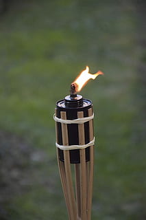 torxa, flama, foc, calenta, barbacoa, cremar, cremant, calor - temperatura, cap gent, a l'aire lliure, primer pla, foc - fenomen natural, naturalesa, centrar-se en primer pla, il·luminat, brillant, vela, medi ambient, moviment, equips d’il·luminació, sol objecte, terra, camp, dia, 5K, CC0, domini públic, lliure de regalies