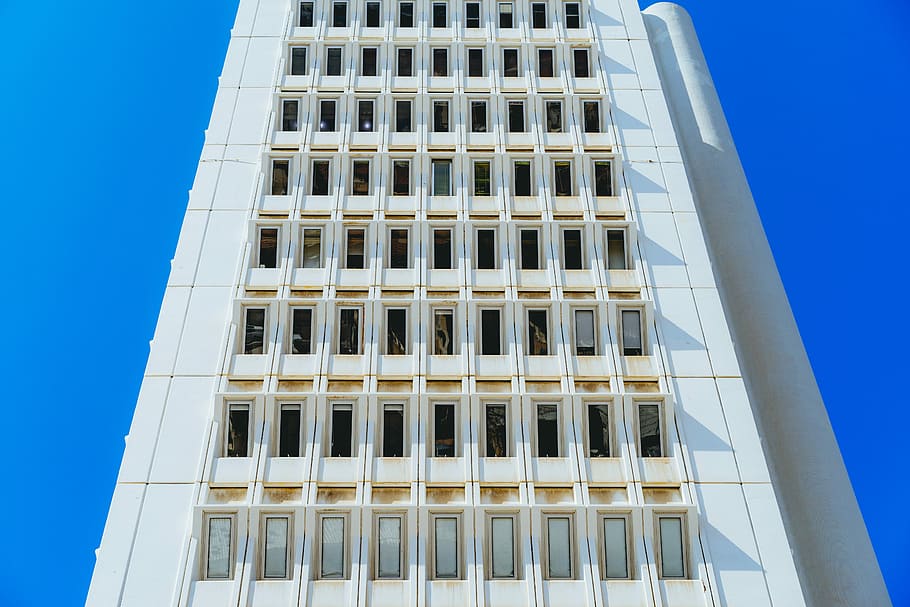 edificio in cemento bianco, alto edificio bianco, costruzione, cielo, finestra, blu, architettura, bicchiere, ombra, appartamento, Casa, Torre, design moderno, bianca, alto, città, esterno dell'edificio, Inquadratura dal basso, struttura costruita, nessuno, giorno, cielo sereno, natura, moderno, alto - alto, Colore bianco, all'aperto, modello, edificio per uffici esterno, luce del sole, grattacielo, lusso, palazzo di giustizia, 5K