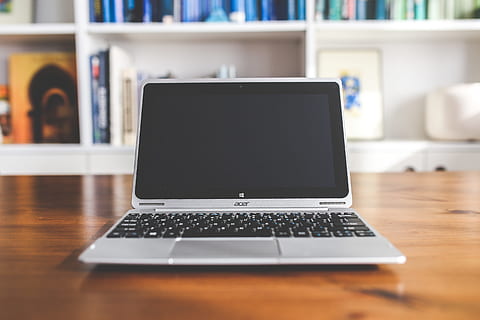 hopea acer kannettava tietokone, muistikirja, Netbook, kannettava tietokone, tekniikka, kuvaruutu, näppäimistö, vastaanotto, puinen, pöytä, langaton tekniikka, tietokone, yhteys, viestintä, sisällä, tietokonelaitteisto, ei ihmisiä, puu - materiaali, huonekalut, asetelma, lähikuva, liiketoiminta, kannettava tietoväline, Internet, tietokoneen näyttö, musta väri, tietokoneen avain, tyhjä, 5K, CC0, public domain, rojaltivapaa