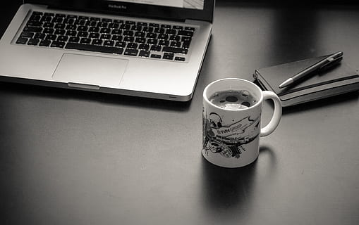 MacBook, Profi, neben, Keramik, Becher, Computer, Laptop, Arbeitsplatz, Mac, Kaffee, Tasse, Kaffeetasse, Stift, Kuli, Notizbuch, Schreibtisch, Arbeit, Innenministerium, Schwarz und weiß, Geschäft, Kaffee trinken, Technologie, Tabelle, Büro, Getränk, kabellose Technologie, Kommunikation, Erfrischung, Essen und Trinken, drinnen, Stillleben, Verbindung, Tastatur, Computerausrüstung, keine Leute, Teetasse, silberfarben, Geschirr, 2K, CC0, gemeinfrei, lizenzfrei