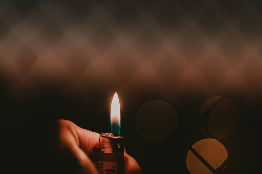 grau, Grün, Wegwerf, leichter, Licht, Nahansicht, Fotografie, Person, halten, braun, Feuer, Flamme, Nacht-, Funke, Foto, Hand, Bokeh, Jahrgang, Lebensstil, Orange, Gelb, Blau, menschliche Hand, menschliches Körperteil, Verbrennung, Feuer - natürliches Phänomen, Finger, menschlicher Finger, Hitze - Temperatur, Körperteil, eine Person, nicht erkennbare Person, Lebensstile, Natur, Zünden, dunkel, menschliches Glied, 4K