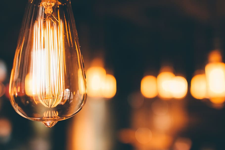 selettivo, fotografia a fuoco, lampadina di vetro, luce, lampadina, sospeso, illuminazione, elettricità, energia, illuminare, raggiante, illuminato, attrezzatura per l'illuminazione, filamento, avvicinamento, vetro - materiale, concentrarsi sulle conoscenze acquisite, luce elettrica, nessuno, notte, luce - fenomeno naturale, combustibile e produzione di energia, trasparente, cavo, copia spazio, singolo oggetto, lampada elettrica, bicchiere, Alimentazione elettrica, vita notturna, 5K