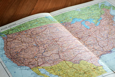 Landkarte, braun, hölzern, Oberfläche, Weltkartenbuch, Karte, Papier-, Erdkunde, Diagramm, Atlas, Vereinigte Staaten von Amerika, Amerika, Abenteuer, Schreibtisch, Charting, Vereinigter Staat, Beratung, Richtung, Reise, Nahansicht, Reiseziele, keine Leute, drinnen, Erkundung, physische Geographie, Entdeckung, selektiver Fokus, Tourismus, Ausflug, Straße, Studioaufnahme, High Angle View, suche, Topographie, 4K, CC0, gemeinfrei, lizenzfrei