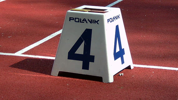 punto, routine, piste, cartello, comunicazione, simbolo, nessuno, strada, Colore bianco, testo, informazione, giorno, guida, sceneggiatura occidentale, rosso, segno di informazione, città, segnaletica stradale, mezzi di trasporto, numero, all'aperto, vista dall'alto, simbolo di avvertimento, 2K, CC0, dominio pubblico, privo di copyright