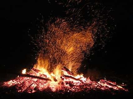 lägereld, brand, påskbrand, trä, flamma, bränna, bläs, Heiss, österrike, varm, värme, öppen spis, skogsbrand, brinner ner, eld - naturligt fenomen, värme - temperatur, brinnande, gnistor, stålverk, metallindustrin, industri, lysande, smält, röd, natt, rörelse, bål, natur, suddig rörelse, logga, camping, inget folk, ved, utomhus, trämaterial, orange färg, mörk, 2K, CC0, offentligt domän, royaltyfria