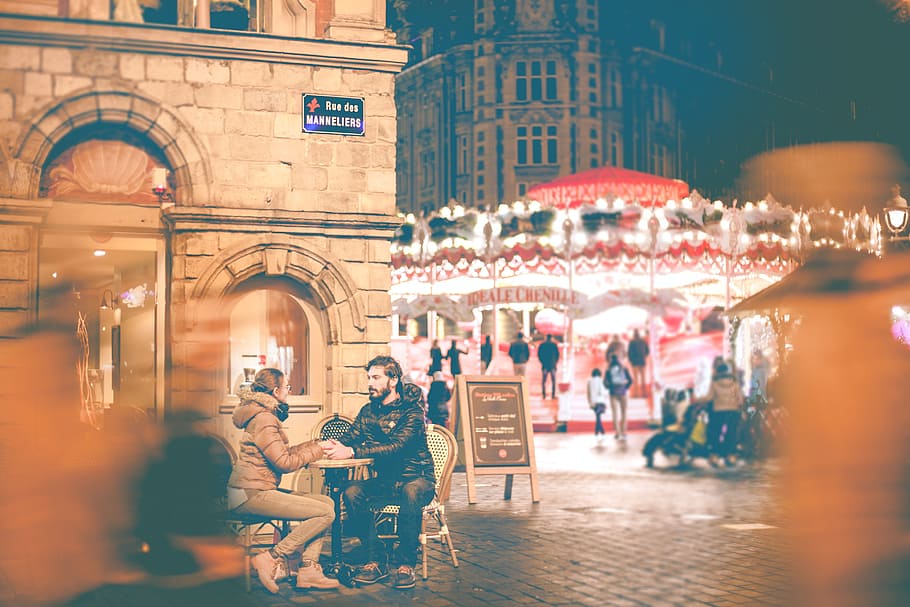 parella, assegut, al costat, edifici, carrusel, nit, home, dona, dos, cadires, el nostre amor, història d'amor, lille, França, recinte firal, rotonda, quadrat, cafeteria, gent, escena urbana, europa, destinacions de viatge, vida de ciutat, turista, ciutat, a l'aire lliure, gran grup de persones, arquitectura, bar - establiment de begudes, exterior de l'edifici, estructura construïda, il·luminat, grup de persones, homes, persones reals, carrer, adult, dones, multitud, celebració, estils de vida, decoració, arc, roba calenta, 4K