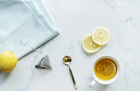 weißer Keramikbecher, flach liegen, Flatlay, Tee, Zitrone, Tasse, Teetasse, Teebeutel, Blume, Textur, Tabelle, einfach, Routine, Entspannen Sie Sich, Morgen, Becher, Natur, organisch, Pflanze, erfrischend, Erfrischung, Zitrusfrucht, Essen und Trinken, gesundes Essen, Obst, drinnen, Lebensmittel, keine Leute, Scheibe, Wohlbefinden, Frische, High Angle View, Getränk, Studioaufnahme, Haushaltsausstattung, direkt darüber, Stillleben, Trinkglas, Glas, 1080P, CC0, gemeinfrei, lizenzfrei