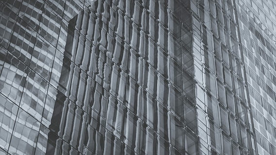 edificio de muro cortina, intitulado, edificio, arquitectura, modelo, ventanas, vaso, antecedentes, fotograma completo, estructura construida, exterior del edificio, nadie, repetición, oficina, moderno, edificio de oficinas exterior, día, ventana, vista de ángulo bajo, al aire libre, ciudad, material de vidrio, de cerca, en una fila, rascacielos, aleación, color plateado, acero, 5K, CC0, dominio público, libre de derechos