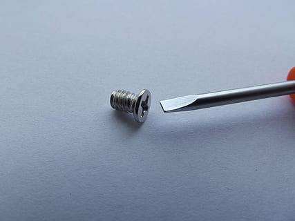 boulon à vis gris, vis, des vis, Tournevis, Erreur, les erreurs, Incorrect, outil, outils, équipement, fermer, objet unique, métal, à l'intérieur, couleur argentée, nature morte, prise de vue en studio, personne, vue grand angle, espace de copie, deux objets, outil de travail, gris, tranchant, table, câble, coupé, La technologie, fond bleu, source de courant, 4K, CC0, domaine public, libre de droits