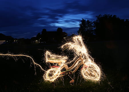 fotografie cu fotografie, lămpi pentru șir de biciclete, bicicletă, decorate, șirul de lumini parc, grădină, timp de noapte, pictură ușoară, pictura cu, sclipire, copii, Schwinn, noapte, foc - fenomen natural, luminos, iluminat, echipamente de iluminat, expunere lungă, foc de artificii - obiect de om, lumină - fenomen natural, mişcare, viteză, traseu de lumină, cer, natură, nor - cer, copac, plantă, nici o persoana, mișcare încețoșată, în aer liber, amurg, apă, teren, celebrare, arhitectură, camp, 4K, CC0, domeniu public, fără drepturi de autor