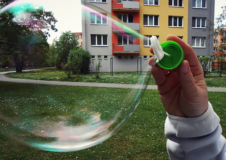 bolla, bolle di sapone, mano, verde, erba, prefabbricati, alberi, macro, prato, esterno dell'edificio, struttura costruita, detenzione, architettura, mano umana, una persona, persone reali, pianta, costruzione, natura, parte del corpo umano, quartiere residenziale, giorno, acqua, Casa, bacchetta, stili di vita, all'aperto, dito, 2K, CC0, dominio pubblico, privo di copyright