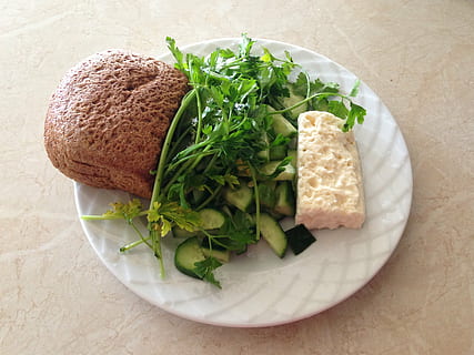 esmorzar, formatge, pa, amanida, verd, desintoxicació, menjar, menjar i beguda, llest per menjar, frescor, alimentació saludable, vegetals, benestar, a l'interior, taula, mida de la porció, natura morta, cap gent, placa, primer pla, carn, entrepà, vista d’angle alt, ruca, decorar, menjar vegetarià, temptació, 2K, CC0, domini públic, lliure de regalies