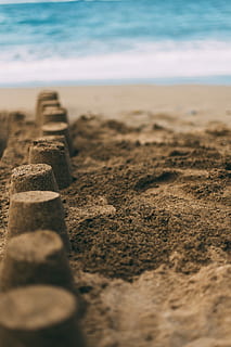 marrón, playa, costa, tiempo de día, tazas de arena, arena, castillo, verano, apuntalar, jugar, construir, Oceano, mar, ola, línea, cangilón, pala, castillo de arena, tierra, enfoque selectivo, naturaleza, día, agua, nadie, tranquilidad, belleza en la naturaleza, paisajes - naturaleza, al aire libre, dirección, escena tranquila, cielo, nivel de la superficie, horizonte, el camino a seguir, 5K, CC0, dominio público, libre de derechos