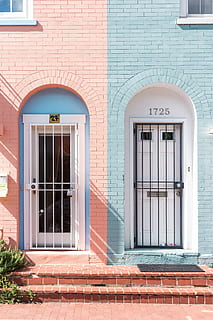 dos, blanco, de madera, puertas, parrillas, foto, trullo, rosado, hormigón, casa, exterior del edificio, arquitectura, ventana, fachada, puerta, Entrada, ladrillo, estructura construida, al aire libre, nadie, edificio, arco, día, pared, cerrado, pared de ladrillo, seguridad, luz del sol, la seguridad, proteccion, arqueado, marco de la ventana, 5K, CC0, dominio público, libre de derechos
