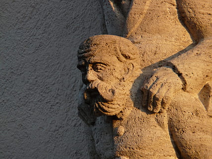mand, bart, hånd, ansigter, sten-, stenhuggeri, profil, herrer, tal, facade, hoved, hoveder, skygge, baglygte, person, ansigt, portræt, piggyback, hinanden, den ene over den anden, statue, skulptur, ingen mennesker, dag, sand, udendørs, repræsentation, Kunst og håndværk, kreativitet, menneskelig repræsentation, håndværk, arkitektur, mandlig lighed, historie, fortiden, solid, bygget struktur, carving - håndværk produkt, murbygningsfunktion, sollys, tæt på, spiritualitet, 2K, CC0, offentligt domæne, royaltyfrie