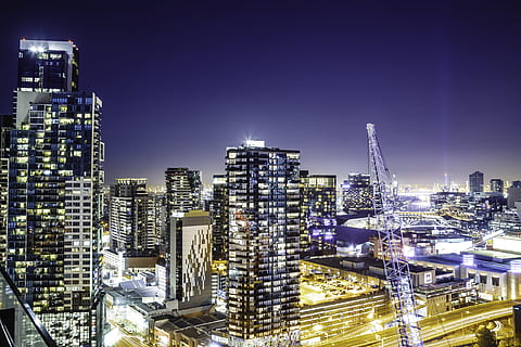 parte superior, ver fotografía, edificios de la ciudad, Noche, pájaro, ojo vista foto, alto, subir edificios, ver, fotografía, ciudad, edificios, paisaje urbano, horizonte urbano, rascacielos, escena urbana, arquitectura, distrito centro, estructura construida, iluminado, exterior del edificio, oscuridad, edificio de oficinas, lugar famoso, torre, moderno, crepúsculo, vida en la ciudad, edificio, edificio de oficinas exterior, cielo, altura maxima, naturaleza, nadie, Distrito residencial, paisaje, Distrito financiero, al aire libre, 5K, CC0, dominio público, libre de derechos