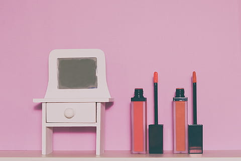 to, væske, lipshiners, ved siden af, hvid, træ-, skuffe, spejl, lyserød farve, mode, ingen mennesker, personlige tilbehør, indendørs, lyserød baggrund, studio skud, farvet baggrund, makeup, skønhedsprodukt, læbestift, stilleben, gruppe af objekter, kopiere plads, make-up børste, multi farvet, tre objekter, tæt på, skønhed, bord, beholder, kropspleje og skønhed, omsorg, bakke, selvforbedring, 1080P, CC0, offentligt domæne, royaltyfrie