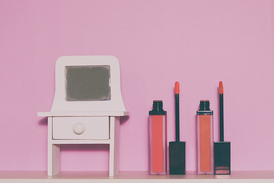 to, væske, lipshiners, ved siden af, hvid, træ-, skuffe, spejl, lyserød farve, mode, ingen mennesker, personlige tilbehør, indendørs, lyserød baggrund, studio skud, farvet baggrund, makeup, skønhedsprodukt, læbestift, stilleben, gruppe af objekter, kopiere plads, make-up børste, multi farvet, tre objekter, tæt på, skønhed, bord, beholder, kropspleje og skønhed, omsorg, bakke, selvforbedring, 1080P