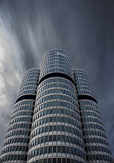 die Architektur, Gebäude, Wolken, wolkig, dunkle Wolken, Fassade, Glas, Flachwinkelaufnahmen, bedeckt, Perspektive, Himmel, Wolkenkratzer, Türme, Wetter, Fenster, Gebäudehülle, gebaute Struktur, Flachwinkelansicht, modern, wolke - himmel, Stadt, keine Leute, Bürogebäude außen, große Höhe, Natur, draußen, Turm, Büro, Glas - Material, Tag, Reflexion, silberfarben, 4K, CC0, gemeinfrei, lizenzfrei
