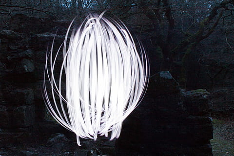 leichter Ball, schleppend, Exposition, Kamera, Licht, Ball, Elektrizität, beleuchtet, keine Leute, hängend, Glühfaden, Nacht-, Natur, Nahansicht, Langzeitbelichtung, Wasser, weiße Farbe, Land, Pflanze, draußen, Bewegungsunschärfe, Bewegung, Rock, Tierthemen, Lichtmalerei, Tierwelt, Tier, 2K, CC0, gemeinfrei, lizenzfrei