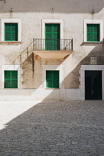 Marrone, grigio, calcestruzzo, 2 piani, Casa a 2 piani, giorno, costruzione, verde, porte, finestre, finestra, porta, parete, strada, architettura, struttura costruita, esterno dell'edificio, nessuno, città, Entrata, sentiero, luce del sole, all'aperto, quartiere residenziale, ombra, ciottolo, vuoto, caratteristica della parete, appartamento, 5K, CC0, dominio pubblico, privo di copyright
