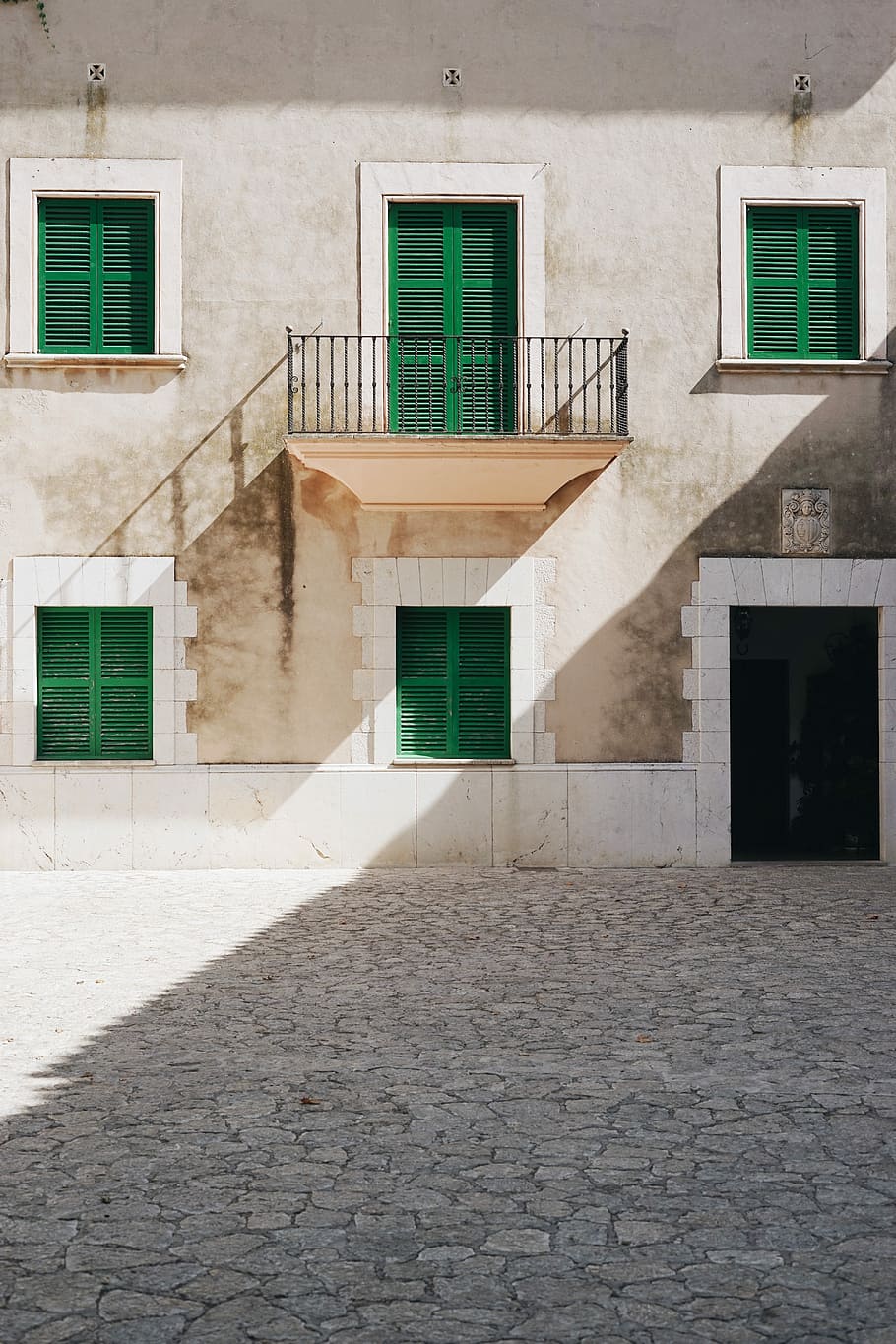 Marrone, grigio, calcestruzzo, 2 piani, Casa a 2 piani, giorno, costruzione, verde, porte, finestre, finestra, porta, parete, strada, architettura, struttura costruita, esterno dell'edificio, nessuno, città, Entrata, sentiero, luce del sole, all'aperto, quartiere residenziale, ombra, ciottolo, vuoto, caratteristica della parete, appartamento, 5K