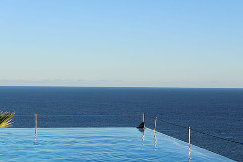 uendelighed, pool, himmel, hav, vand, luksus, sommer, Hotel, livsstil, spa, svømning, lempelse, ferie, udendørs, slap af, horisont over vand, horisont, blå, ro, scenics - natur, natur, skønhed i naturen, rolig scene, rækværk, dag, kopiere plads, ingen mennesker, skyfri himmel, idyllisk, svømmepøl, sollys, 5K, CC0, offentligt domæne, royaltyfrie