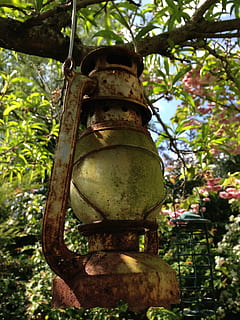 Garten, Lampe, Rost, Baum, Öl, Pflanze, keine Leute, Metall, hängend, Natur, Tag, Fokus auf den Vordergrund, alt, draußen, Flachwinkelansicht, Nahansicht, rostig, Lichtanlage, Ast, Sonnenlicht, Wachstum, grüne Farbe, Glocke, 2K, CC0, gemeinfrei, lizenzfrei