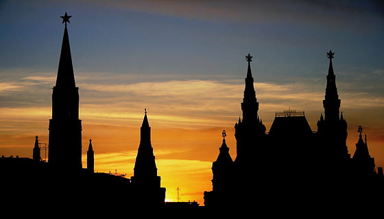 fotografia, sylwetka zamku, zachód słońca, chmury, Pomarańczowy, żółty, warstwowy, jasny, niebo, zarys, historyczne budynki, wieże, iglice, sylwetka, architektura, zbudowana struktura, religia, na zewnątrz budynku, miejsce kultu, budynek, wiara, duchowość, cele podróży, turystyka, kolor pomarańczowy, żadnych ludzi, podróżować, Natura, chmura - niebo, wieża, na dworze, iglica, 1080P, CC0, domena publiczna, darmowe zdjęcia