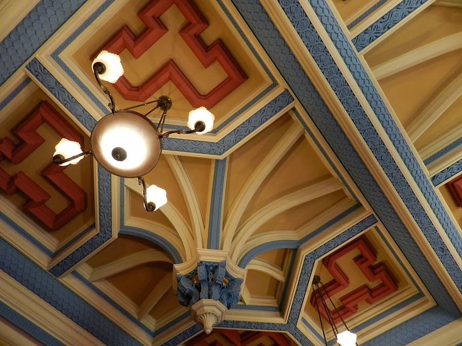 aufwendig, Decke, Beleuchtung, verzierte Decke, Dekoration, Innere, Lampe, Leuchter, hängend, Dekor, beleuchtet, dekorativ, Jahrgang, die Architektur, gebaute Struktur, Geschichte, architektonisches Merkmal, Flachwinkelansicht, drinnen, keine Leute, Lichtanlage, Gebäude, Design, Muster, Licht, Tag, Pendelleuchte, die Vergangenheit, architektonische Säule, elektrische Lampe, Architektur und Kunst, 4K