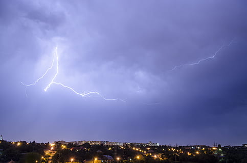 tempesta, llamps, núvols, nit, flaix, ciutat, pluja, comunitat, cel, paret, temps, tarda, Ucraïna, fosc, a casa, trist, llum, descàrrega, barri, propietat, electricitat, blanc, finestra, núvol - cel, poder a la natura, poder, il·luminat, bellesa a la natura, naturalesa, cel dramàtic, núvol de tempesta, arquitectura, cap gent, signe, medi ambient, a l'aire lliure, paisatge urbà, ominós, Font d'alimentació, 4K, CC0, domini públic, lliure de regalies