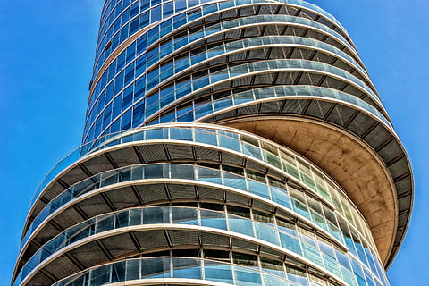 Low-Angle-Foto, Hochhaus, Gebäude, die Architektur, Wolkenkratzer, exzentrischer Turm, Bochum, Nordrhein-Westfalen, Deutschland, modern, Glasfassaden, Fassade, Fenster, Glas, Stadt, Büro, Bürogebäude, Geschäftshaus, Grundeigentum, Gebäudehülle, Bürogebäude außen, futuristisch, Blau, gebaute Struktur, Innenstadt, Glas - Material, Himmel, Flachwinkelansicht, Tag, keine Leute, Geschäft, Natur, draußen, Reflexion, Legierung, stehlen, Luxus, sauber, 5K, CC0, gemeinfrei, lizenzfrei