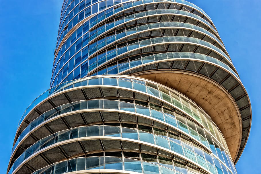 foto de baix angle, de gran alçada, edifici, arquitectura, gratacels, torre excèntrica, bochum, North Reno Westphalia, Alemanya, modern, façanes de vidre, façana, finestra, vidre, ciutat, oficina, edifici d'oficines, edifici comercial, estat real, exterior de l'edifici, exterior d’edifici d’oficines, futurista, blau, estructura construïda, districte del centre de la ciutat, vidre - material, cel, vista d’angle baix, dia, cap gent, negocis, naturalesa, a l'aire lliure, reflexió, aliatge, acer, luxe, netejar, 5K