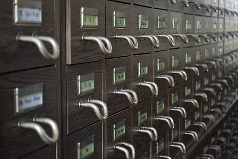 ruda, medinis, indekso kortelių stalčių aikštelė, knyga, biblioteka, švietimas, žinias, archyvas, nuoma, senas, dulkių, komunikacijos, technologijos, patalpose, ryšį, Iš arti, saugumą, nėra žmonių, metalo, numeris, apsauga, belaidžio ryšio technologija, verslą, eilėje, tekstą, visą kadrą, duomenis, internetas, įsakymas, kompiuterinis tinklas, 4K, CC0, Viešasis domenas, nemokamai