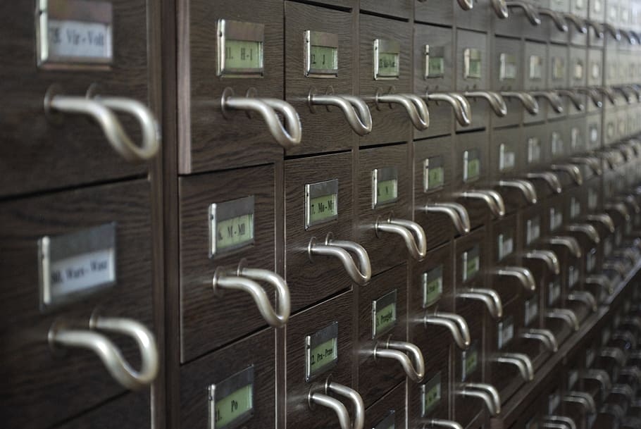 ruda, medinis, indekso kortelių stalčių aikštelė, knyga, biblioteka, švietimas, žinias, archyvas, nuoma, senas, dulkių, komunikacijos, technologijos, patalpose, ryšį, Iš arti, saugumą, nėra žmonių, metalo, numeris, apsauga, belaidžio ryšio technologija, verslą, eilėje, tekstą, visą kadrą, duomenis, internetas, įsakymas, kompiuterinis tinklas, 4K