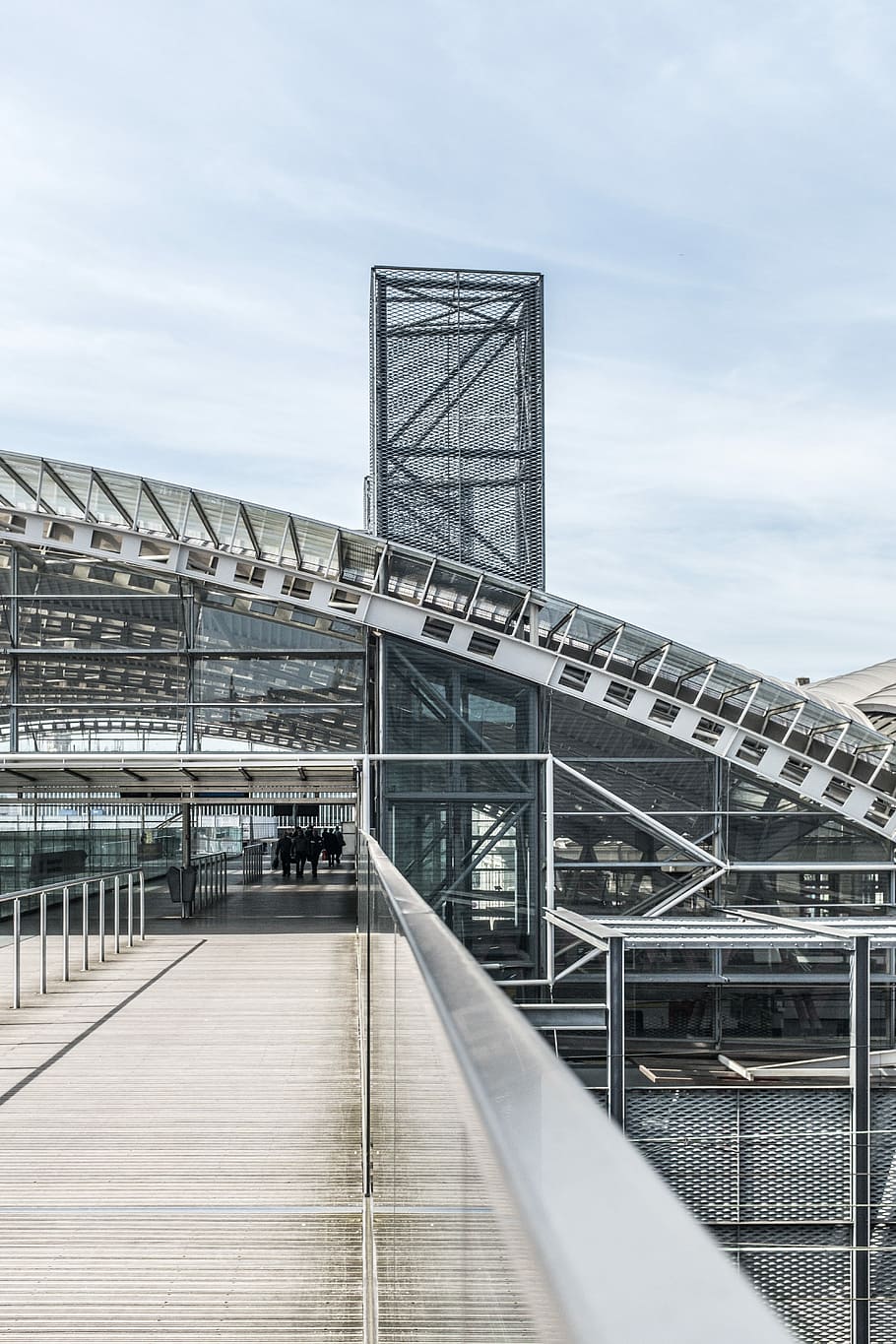 šedá konstrukce budovy, fotografie krajiny, šedá, budova, panoráma města, struktura, architektura, zábradlí, ocel, průmyslový, moderní, městský, kov, sklenka, Belgie, leuven, stanice, osoba, Pohled, scénický, horizont, futuristický, design, stavba, nebe, mrak - nebe, most, spojení, Příroda, den, most - mužská konstrukce, cesta vpřed, nikdo, směr, venku, exteriér budovy, přeprava, lávka, město, pěšina, 5K