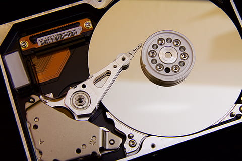 DVD-ROM Innenraum, Scheibe, Leser, Lesearm, Festplatte, pc, es, Technologie, Computer, Nahansicht, Verbindung, Ausrüstung, Computerausrüstung, Kommunikation, drinnen, Metall, Industrie, gestalten, Elektronik-Industrie, keine Leute, Kreis, Computerteil, Geometrische Figur, Studioaufnahme, elektrische Ausrüstung, Musik-, 5K, CC0, gemeinfrei, lizenzfrei