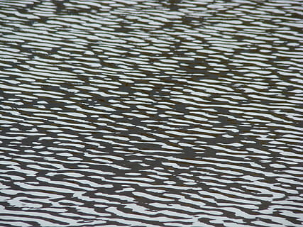agua, Reflexion, Sol, Hintergründe, Vollbild, Muster, texturiert, keine Leute, Nahansicht, Wiederholung, drinnen, große gruppe von gegenständen, Design, Metall, High Angle View, abstrakt, Wellenmuster, Tag, Stillleben, Menschen gemacht Objekt, Oberfläche, Bett, 2K, CC0, gemeinfrei, lizenzfrei