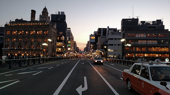 Weiß, Orange, Limousine, die Architektur, Gebäude, Infrastruktur, Himmel, Wolkenkratzer, Turm, Stadt, Auto, Fahrzeug, Straße, Transport, städtisch, Reise, Horizont, der Verkehr, städtische Szene, Stadtbild, Nacht-, Transportmittel, Kraftfahrzeug, Gebäudehülle, gebaute Struktur, Markierung, Symbol, Landfahrzeug, die Straßenmarkierung, Zeichen, beleuchtet, Stadt leben, Stadtstraße, keine Leute, 5K, CC0, gemeinfrei, lizenzfrei