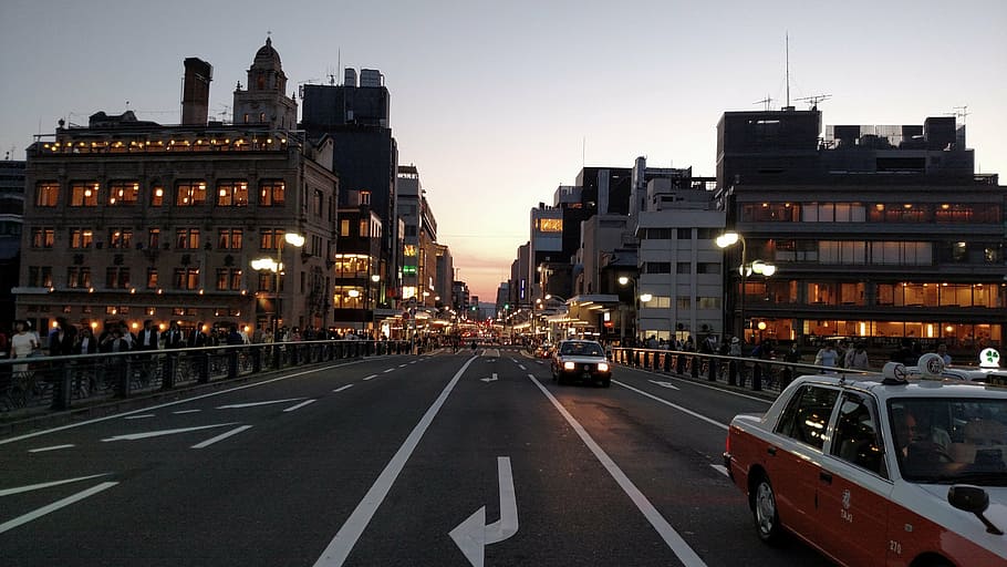 blanc, taronja, Sedan, arquitectura, edifici, infraestructura, cel, gratacels, torre, ciutat, cotxe, vehicle, carretera, carrer, transport, urbà, viatjar, horitzó, trànsit, escena urbana, paisatge urbà, nit, manera de transport, automòbil, exterior de l'edifici, estructura construïda, marcatge, símbol, vehicle terrestre, marcatge de carreteres, signe, il·luminat, vida de ciutat, carrer de la ciutat, cap gent, 5K