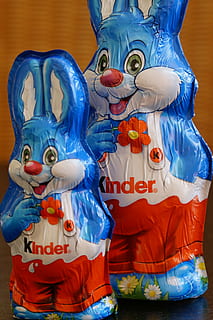 conill de Pasqua, Pasqua, Feliç Pasqua, salutació de pasqua, conill, primavera, tema de pasqua, decoració, figura, xocolata, conillets de xocolata, dolçor, caramels, marca, deliciós, calories, xifres, representació, blau, art i artesania, vista frontal, disfressa, representació humana, creativitat, gent, celebració, cultura i entreteniment artístic, persona irreconeixible, persones reals, Festival, a l'interior, estils de vida, dia, activitat d'oci, cara oculta, carnaval - esdeveniment de celebració, 5K, CC0, domini públic, lliure de regalies