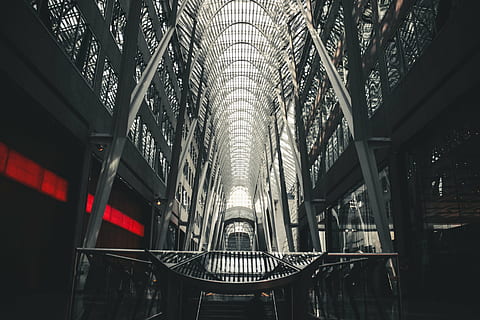 Graustufenfotografie, Zustand, Kunstgebäude, Innere, Gebäude, Struktur, die Architektur, Design, Linien, Glas, Fenster, gebaute Struktur, drinnen, Flachwinkelansicht, Decke, keine Leute, Lichtanlage, Metall, Tag, beleuchtet, architektonische Säule, Bogen, architektonisches Merkmal, die Vergangenheit, Muster, Natur, Reiseziele, 2K, CC0, gemeinfrei, lizenzfrei