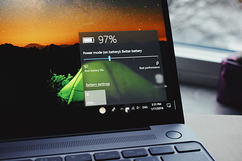 Laptop Batterie, 97 Prozent, Batterie, Computer, Laptop, Fenster, 97, Kommunikation, Technologie, menschliches Körperteil, Nahansicht, menschliche Hand, eine Person, Steuerung, Text, Hand, westliche Schrift, Zeichen, drinnen, Verbindung, Sicherheit, Ausrüstung, Tag, 5K, CC0, gemeinfrei, lizenzfrei