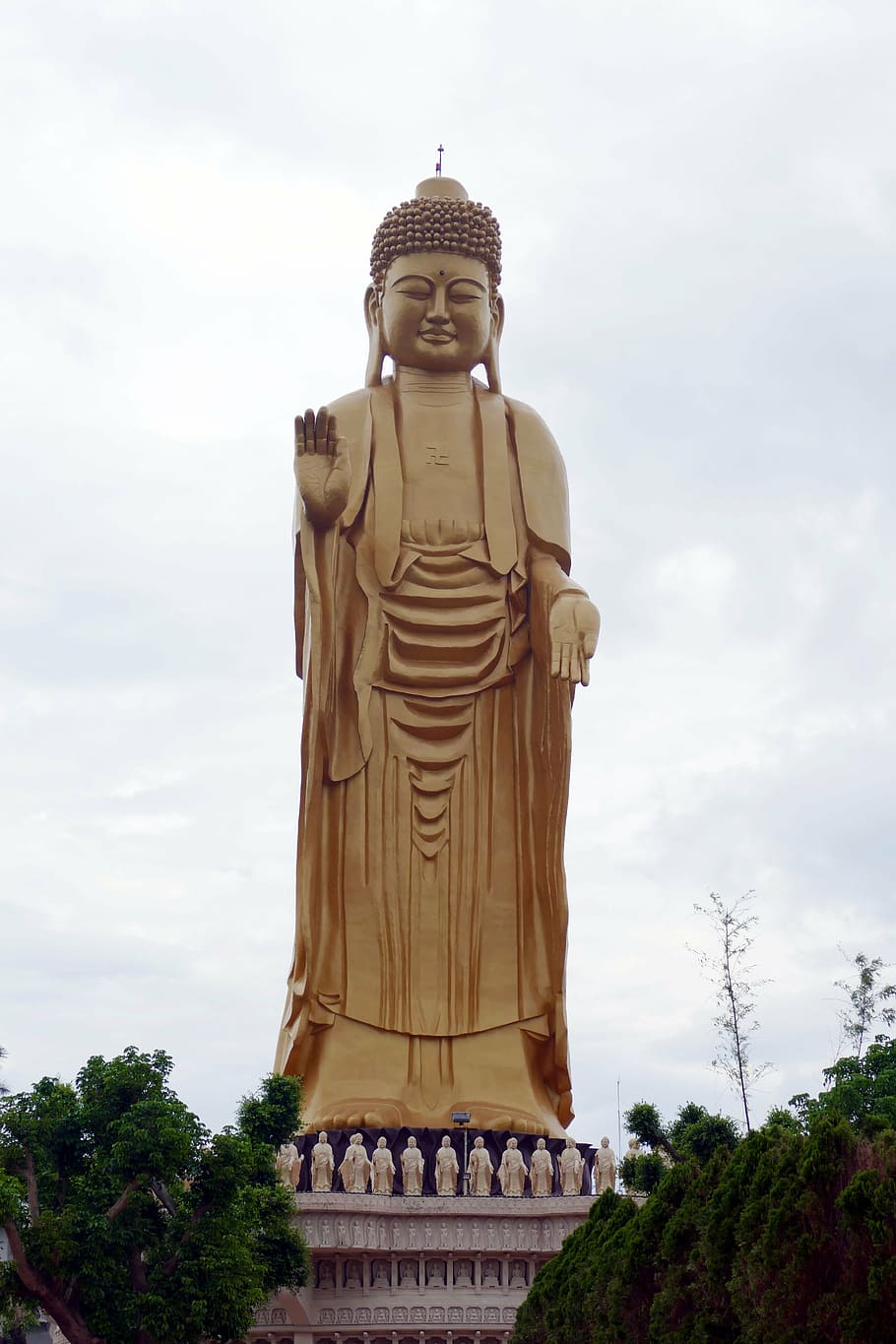temple, budisme, complex del temple, budista, religió, Taiwan, kaohsiung, Buda, daurat, estàtua, figura, escultura, estàtua d'or, arquitectura, lloc famós, representació humana, cel, representació, art i artesania, semblança masculina, creença, espiritualitat, arbre, planta, núvol - cel, estructura construïda, vista d’angle baix, lloc de culte, naturalesa, cap gent, a l'aire lliure, ídol, 5K