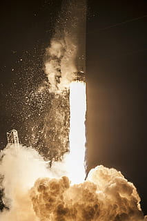 Space Shuttle, lancio, lancio del razzo, notte, conto alla rovescia, SpaceX, decollo, lanciare, fiamme, propulsione, spazio, razzo, velocità, veicolo, missile, motore a razzo, mezzi di trasporto, trasporto, navicella spaziale, energia, volante, carburante, capo salvifico, trampolino di lancio, aerospaziale, scoperta, che esplode, fumo - struttura fisica, movimento, natura, cielo, nuvola - cielo, comunicazione, cartello, all'aperto, segnale di pericolo, mezz'aria, urto, persone, illuminato, motivazione, acqua, luce - fenomeno naturale, forza, polvere, sfondo nero, rottura, 2K, CC0, dominio pubblico, privo di copyright
